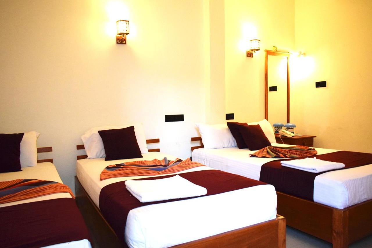 Luxury Everest Hotel Trincomalee Exterior photo