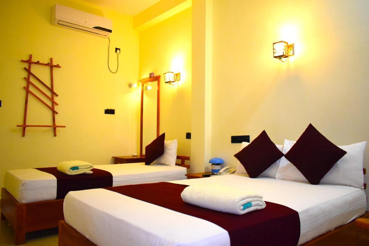 Luxury Everest Hotel Trincomalee Exterior photo