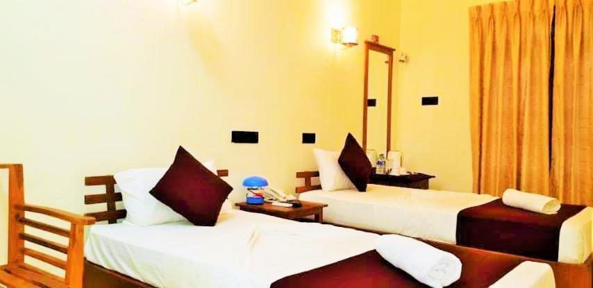 Luxury Everest Hotel Trincomalee Exterior photo