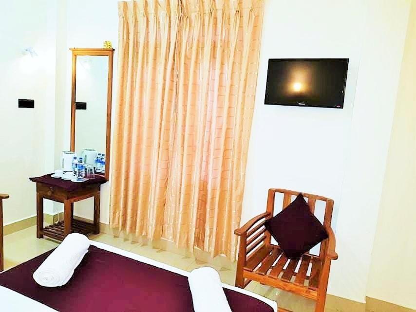 Luxury Everest Hotel Trincomalee Exterior photo