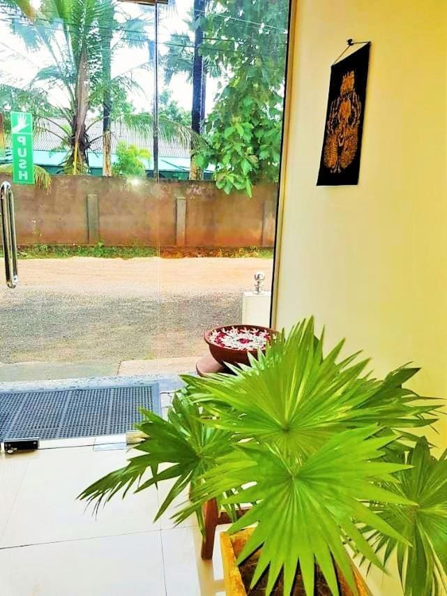 Luxury Everest Hotel Trincomalee Exterior photo