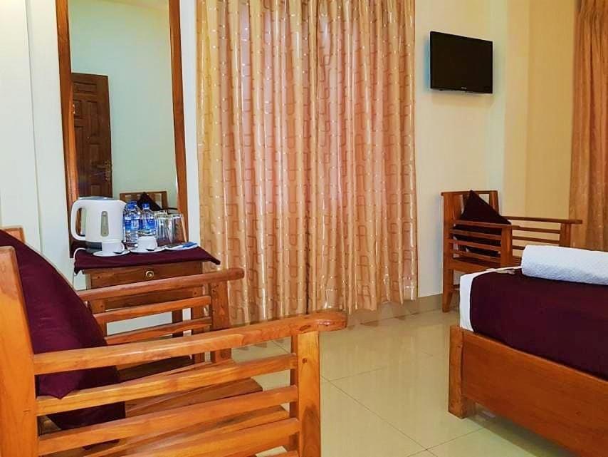 Luxury Everest Hotel Trincomalee Exterior photo