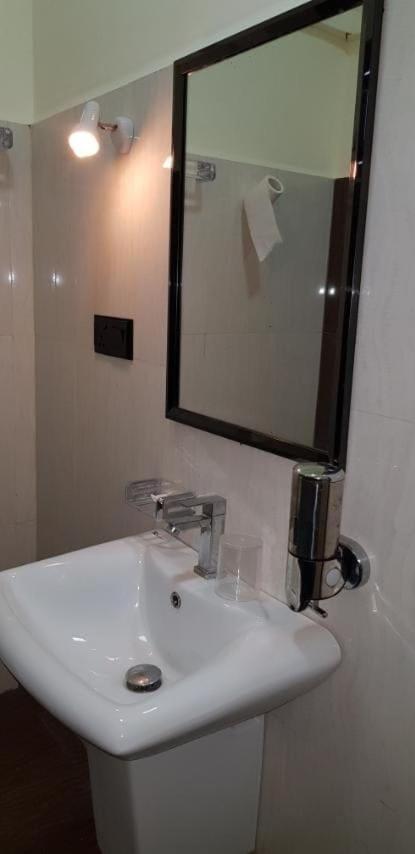 Luxury Everest Hotel Trincomalee Exterior photo