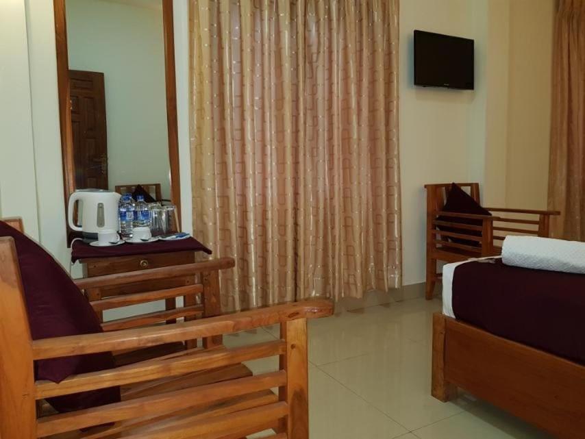 Luxury Everest Hotel Trincomalee Exterior photo